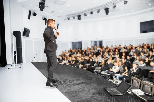 Ponente en la convención y presentación de negocios . — Foto de Stock