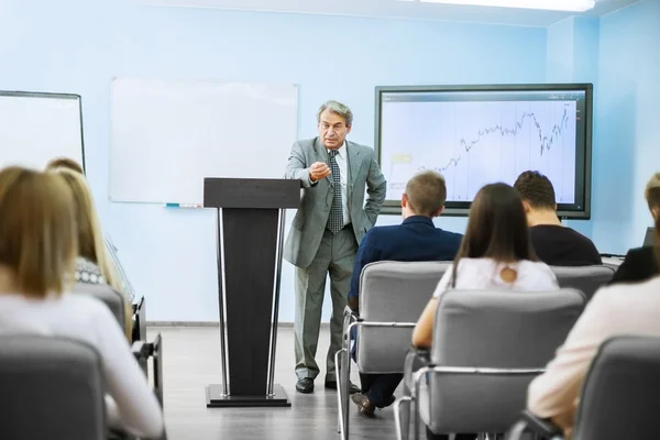 Empresário fazendo uma apresentação no flipchart. Conceito de trabalho em equipa — Fotografia de Stock