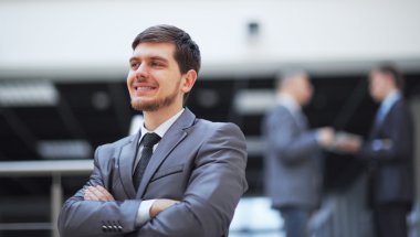 Gülümseyen yakışıklı bir iş adamının portresi