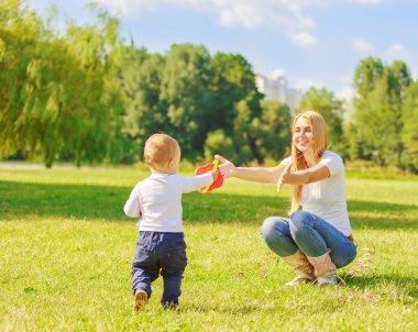 mutlu anne ve oğlu güneşli bir günde bir yolda