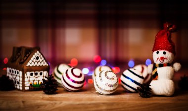 İçinde mum ışığı ve güzel arka plan ışıkları olan bir Noel pastası.