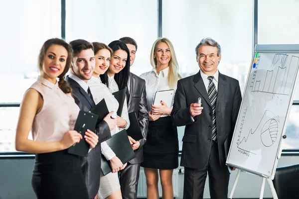 Een groep zakenlieden bespreekt het beleid van de onderneming — Stockfoto