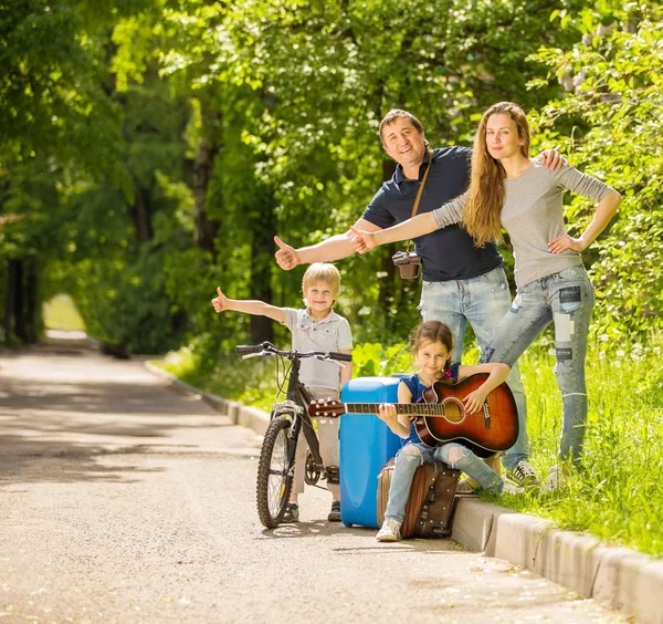 Glückliche Familie ruht im Sommerpark — Stockfoto