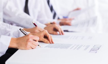 Erkek elleri kalem üzerinde işletme belgesi ile yakın çekim