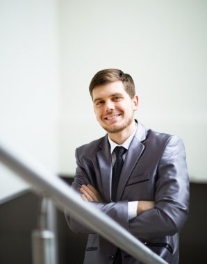 Ofiste bir yakışıklı iş adamı portresi