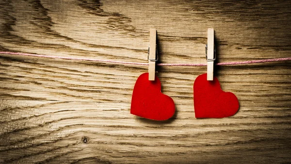 Rotes Herzpapier auf hölzernem Hintergrund. Bild vom Valentinstag — Stockfoto