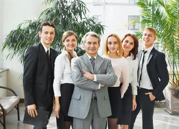 ビジネスマンやオフィスでビジネスの成功チーム — ストック写真