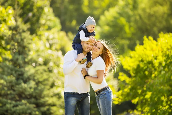 Porträt einer glücklichen Familie beim Spazierengehen im Park — Stockfoto