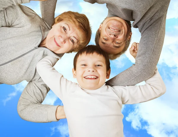 Bambini e adulti il concetto - famiglia felice con cielo azzurro — Foto Stock