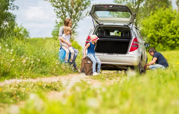 Barátságos családi változik az autó gumiabroncs — Stock Fotó