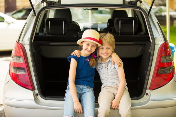 Brother and sister preparing for the trip on a Sunny day — Stock Photo, Image