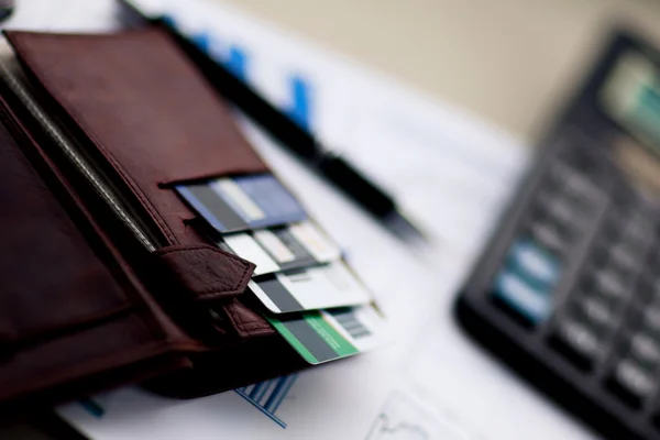 Кожаный кошелек с кредитными и дисконтными картами — стоковое фото