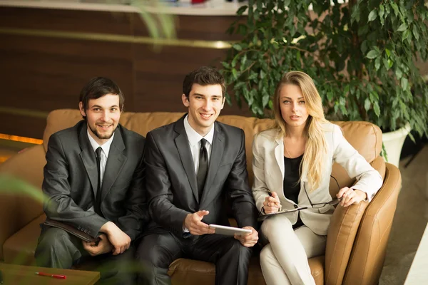 Un groupe d'hommes d'affaires prospères. Discussion — Photo