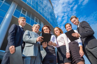 office ile tablet bir arka plan üzerinde başarılı iş takım