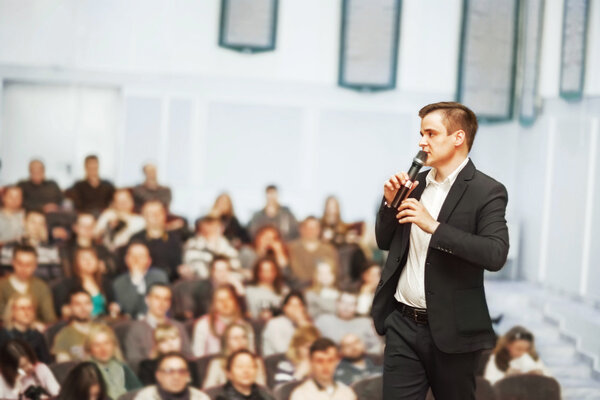 Докладчик на конференции и презентации
.