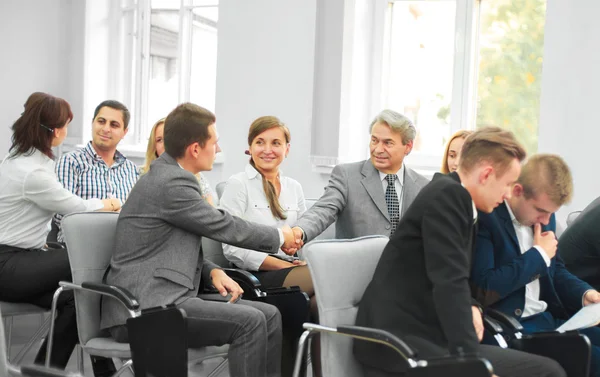 Επιχειρηματικοί εταίροι να σφίξει το χέρι στην αίθουσα συνεδριάσεων — Φωτογραφία Αρχείου