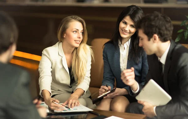 En grupp av framgångsrika affärsmän. — Stockfoto