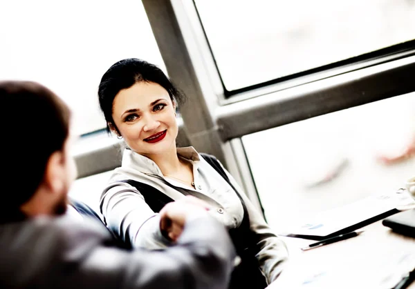 Geschäftsleute schütteln Hände, beenden ein Meeting — Stockfoto