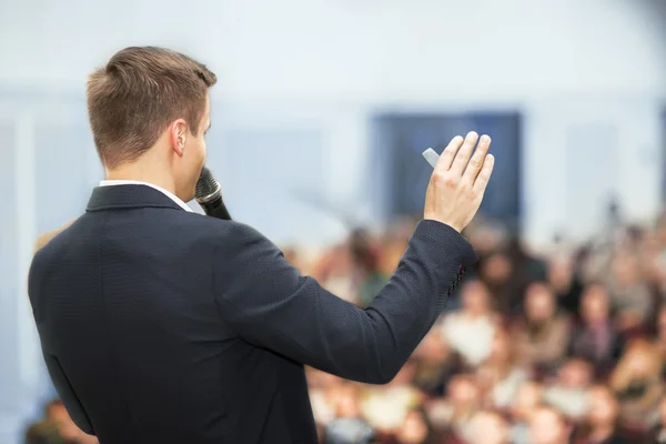 Talare vid företagskonferens och presentation. — Stockfoto