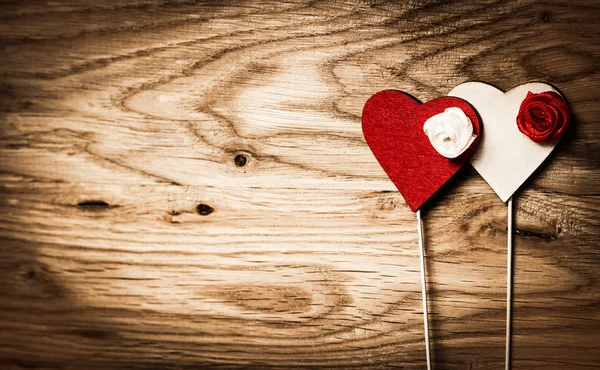 Aşk kalpleri ahşap dokuda, sevgililer günü kartı konsepti — Stok fotoğraf