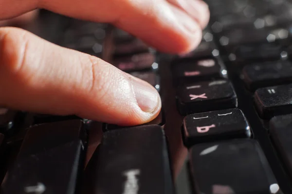 Manos escribiendo en el teclado de la computadora desde arriba . — Foto de Stock