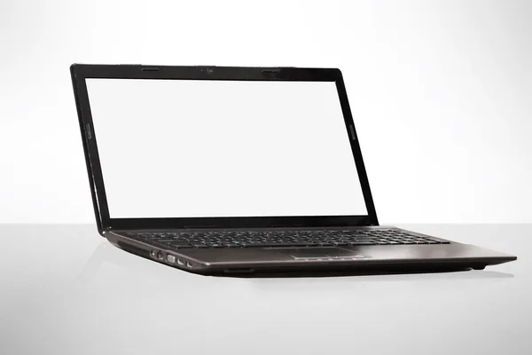 Ноутбук з порожнім білим екраном на світлому фоні — стокове фото