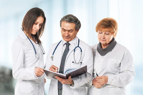 A group of professional doctors. Discussion the results  of treatment — Stock Photo, Image