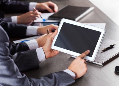iş görüşmesi. iş adamları ile dijital tablet çalışma grubu