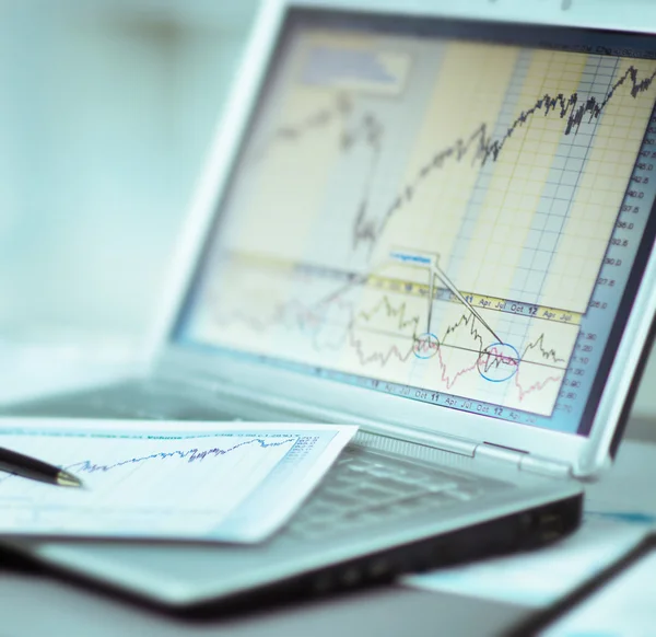 Üzletember laptop befektetési diagramok elemzése. számviteli — Stock Fotó
