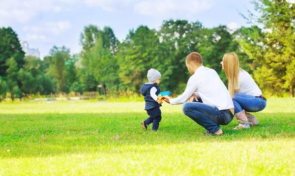 Feliz mamá papá e hijo en un paseo en un día soleado —  Fotos de Stock