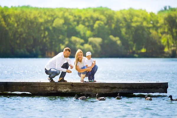 Feliz madre, padre e hijo en un paseo en un día soleado — Foto de Stock