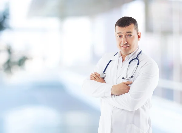 Närbild porträtt av en glad överläkare med stetoskop — Stockfoto