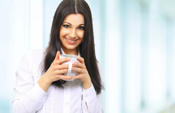 Retrato de mulher de negócios bem sucedida com xícara de café — Fotografia de Stock