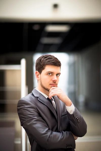 Porträt eines gutaussehenden Geschäftsmannes im Büro — Stockfoto