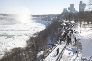 Kışın, Niagara Şelalesi'nde turist