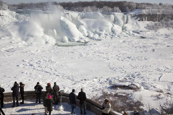 Toeristen bij de Niagara falls in de winter — Stockfoto