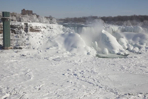 Den amerikanska fallen Niagarafallen under vintern frozen Royaltyfria Stockfoton