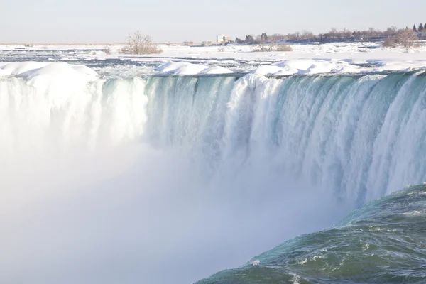 Niagarafälle Kanada hautnah im Winter lizenzfreie Stockbilder