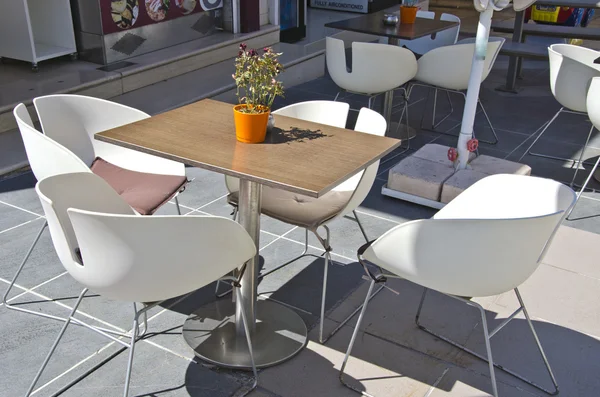 Mesa con sillas en el café al aire libre — Foto de Stock