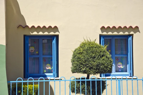 Deux fenêtres décorées avec des autocollants visage enfants — Photo