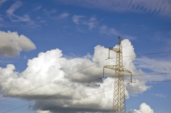 Majestuoso paisaje nublado con pilón eléctrico —  Fotos de Stock