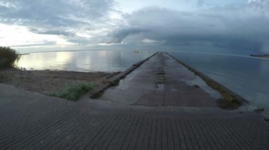 Bir iskele ve şamandıralar Curonian Lagoon, zaman atlamalı 4k, yatay