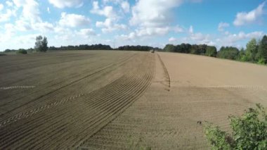 Kil toprak alanında, zaman atlamalı 4 k bir tohum Ekim traktör