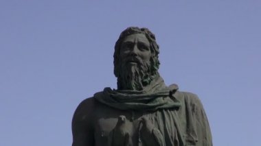 Guanche ile bir sopa ve tarafından Candelaria okyanus kıyısında yürüyen bir adam iki kuş heykeli