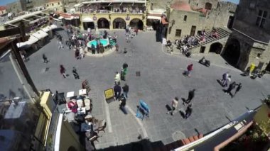 Güneşli şehir bey insanlarla dolu mağaza ve Yunan Adası Rodos, Yunanistan, zaman atlamalı 4 k meyhane, yukarıdan görüntülemek