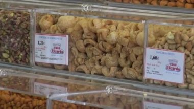 Çeşitli fındık, tohumlar ve tatlılar içinde belgili tanımlık çarşı