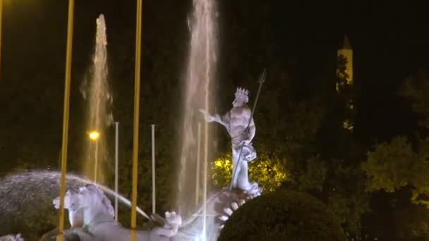 喷泉由高速公路在马德里，西班牙 — 图库视频影像