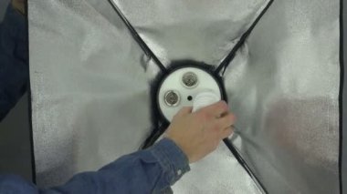 Fotoğrafçı ampuller vidalama