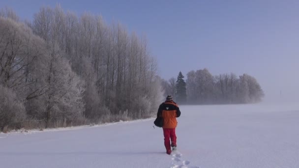 Fotograaf fotograferen op sneeuw bedekte gebied — Stockvideo