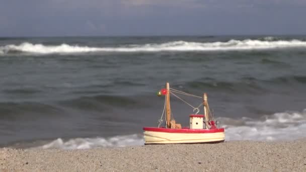 Navio de brinquedo na praia — Vídeo de Stock